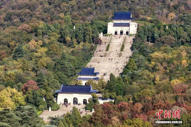 11月12日，民众走进南京中山陵参观。当日是孙中山先生诞辰159周年纪念日。(无人机照片)中新社记者 泱波 摄