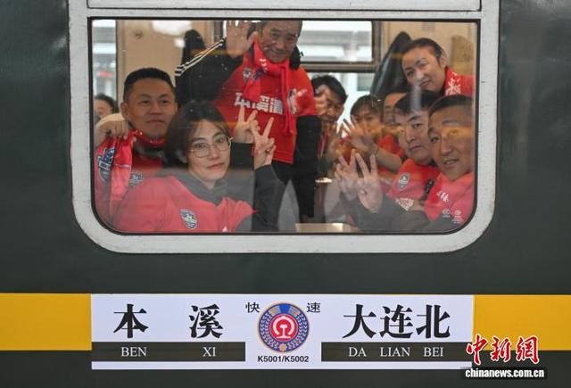 图为球迷在球迷专列上拍照。中新社记者 于海洋 摄