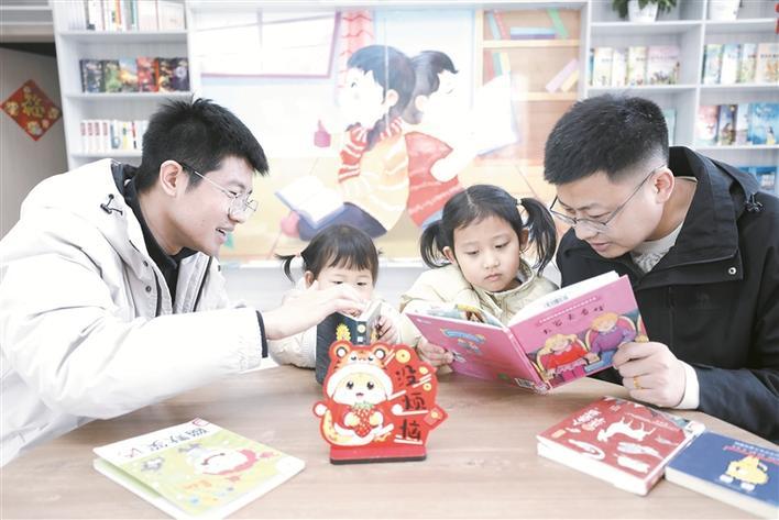 在四师可克达拉市儿童书吧，家长与孩子一起阅读（摄于1月20日）。兵团日报常驻记者 杨俊钦 摄