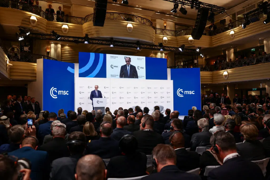 德国总理弗里德里希・默茨在慕尼黑安全会议上批评特朗普总统快速调整美国外交政策，并警告称美国无法 “单打独斗”。