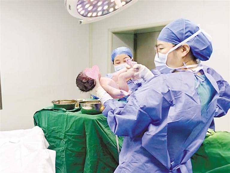 香河县人民医院产房里“马宝宝”呱呱坠地。本报通讯员 孙媛媛 摄