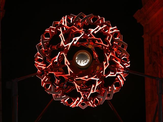 2月6日，在米兰和平拱门，主火炬台被点燃。新华社记者 武巍 摄