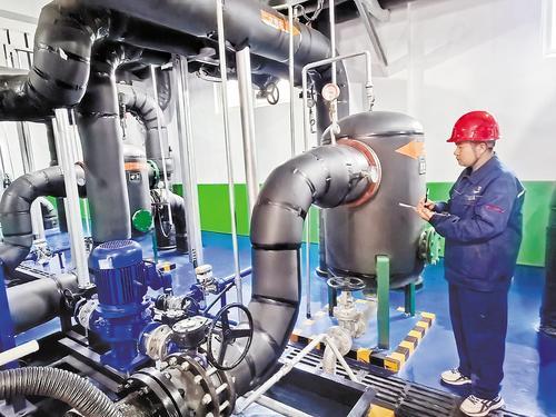 11月12日，河北邢襄热力集团邢台供热分公司二工区三班班长丁帅，在三义庙换热站查看设备运行情况。 本报记者 宋 平摄