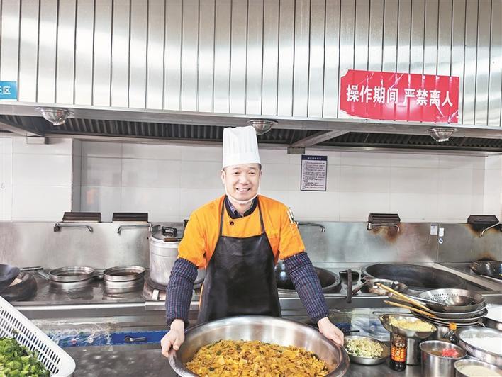 2月16日，阙占军展示做好的餐食。蒲子璇 彭君 摄