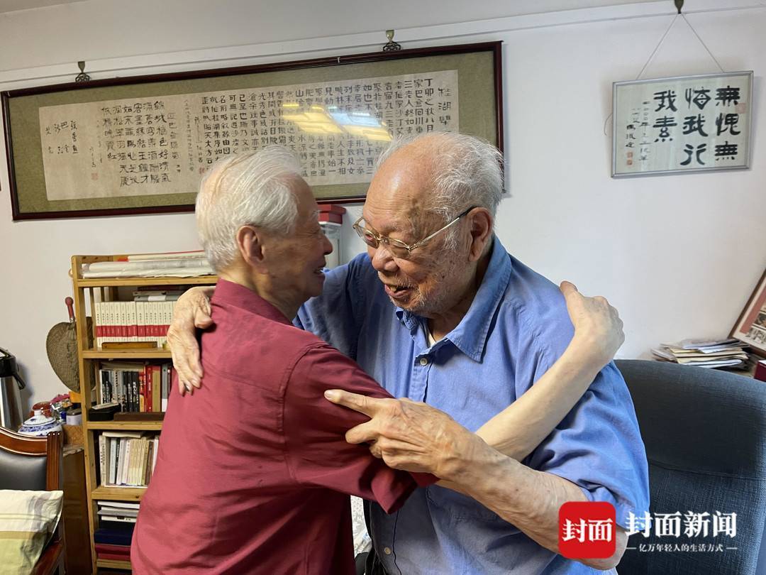 马老（右）与王火（左）拥抱（2022年夏，马老家人供图）