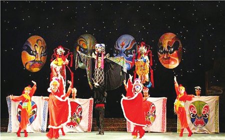 川北大木偶剧《变脸吐火3》 本报资料图