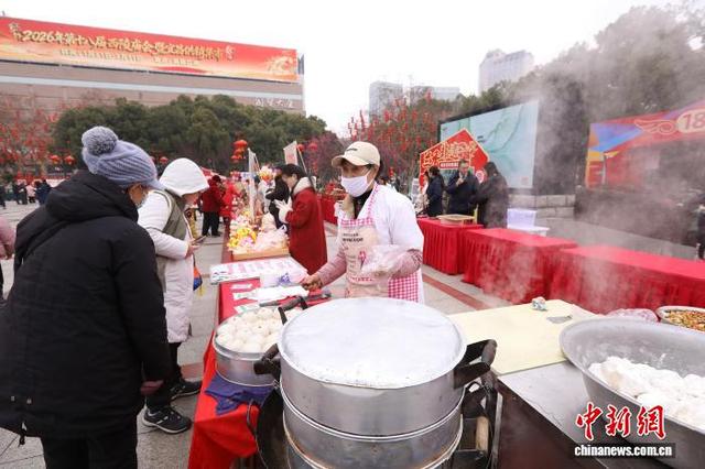 图为开幕式现场宜昌特产“红油包子”俏销。严晓冬 摄
