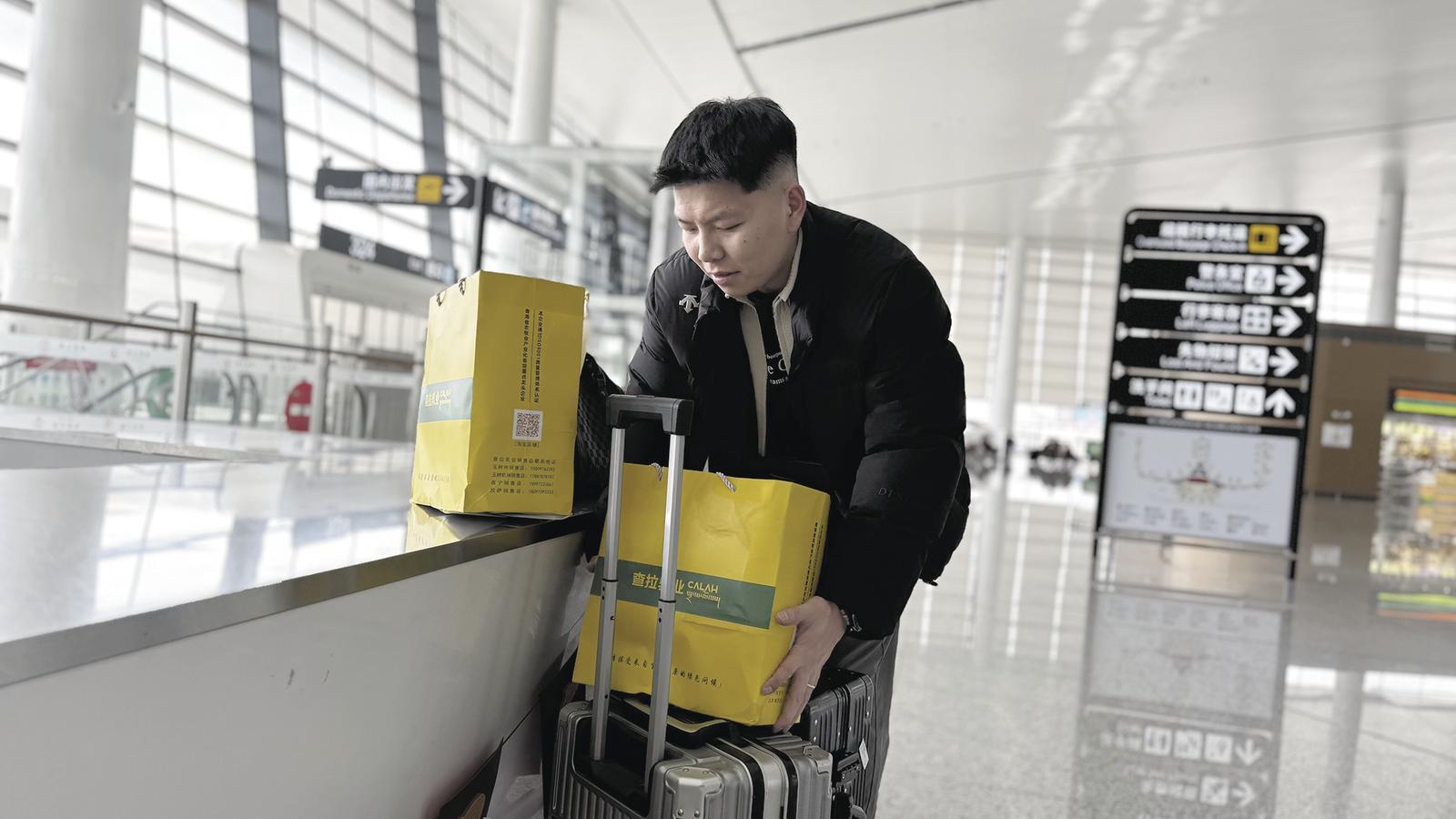 吴旻安给家里人带的酸奶。本报记者 王 臻 摄