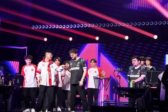 AG与XLG在赛前碰拳。华南理工大学 母永林/摄