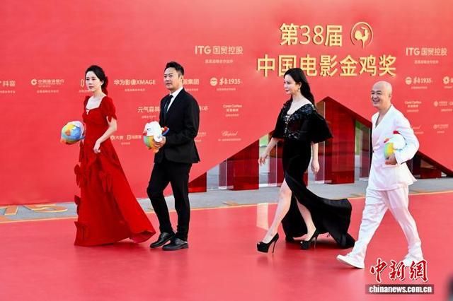 11月15日,第38届中国电影金鸡奖红毯仪式在福建厦门举行。图为演员包贝尔(右一)等亮相红毯仪式。中新社记者 王东明 摄