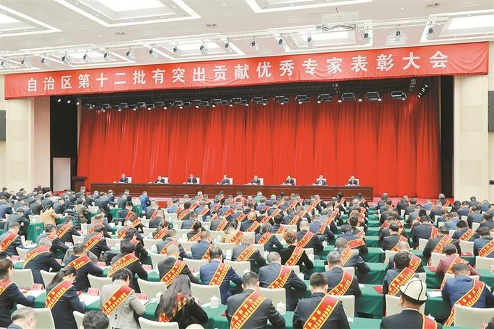 一月十三日，自治区第十二批有突出贡献优秀专家表彰大会在乌鲁木齐举行。自治区党委书记陈小江出席会议并讲话。崔志坚 摄