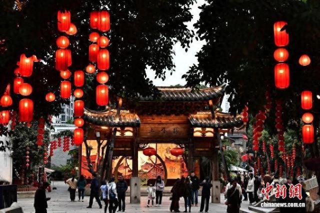 2月1日，随着春节临近，福州上下杭历史文化街区张灯结彩，一派喜气洋洋的景象。中新社记者 张斌 摄