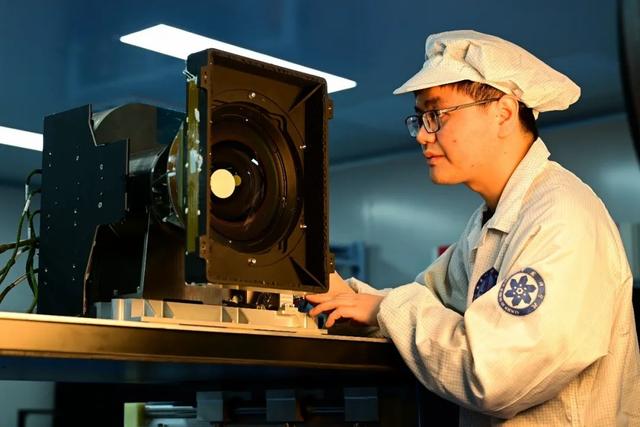 中国科学院合肥物质科学研究院安徽光学精密机械研究所光学遥感中心，科研人员在检查调试设备。新华社记者 周牧 摄