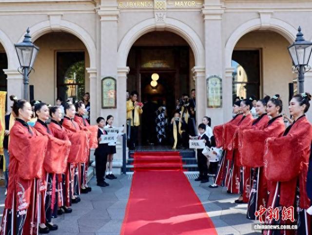 当地时间4月11日，丙午年澳大利亚华侨华人恭拜轩辕黄帝大典在悉尼举行。图为童声诵读《同根赋》环节。 中新社记者 薄雯雯 摄