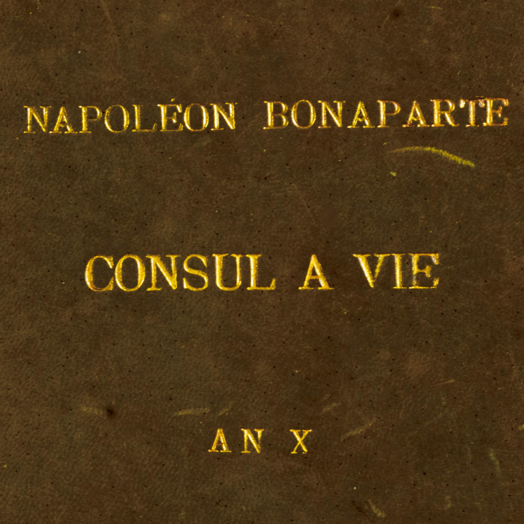 烫金铭文“拿破仑被立为终身执政（共和十年）”（Napoléon Bonaparte Consul à vie an X）