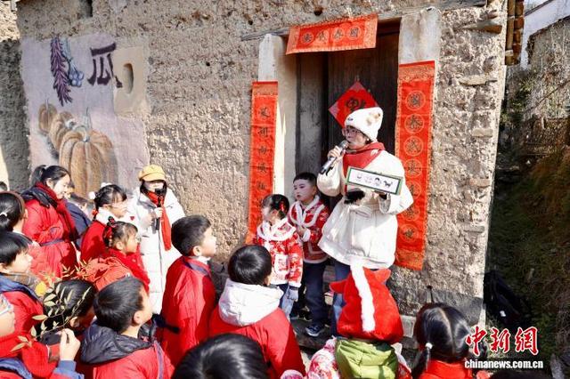 2月8日，浙江嵊州，学子们看图猜测与马相关的成语。中新社记者 肖健 摄