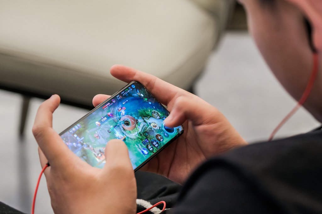 人们玩《王者荣耀》游戏