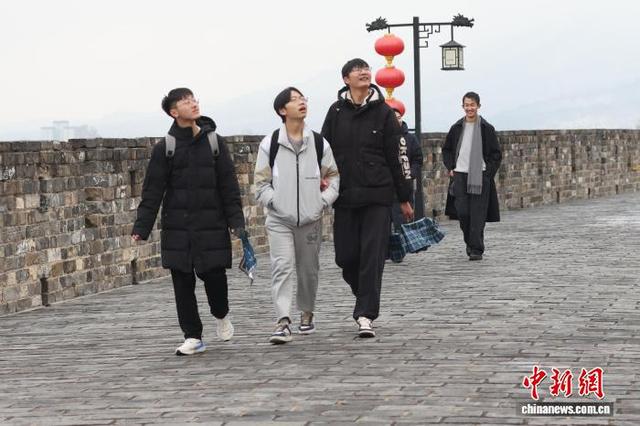 1月1日，江苏南京，民众登上有着六百多年历史的明城墙，登高望远迎新年。中新社记者 泱波 摄