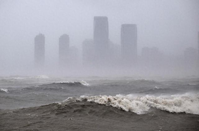 10月5日拍摄的在强风雨中的海口市区。新华社记者 郭程 摄