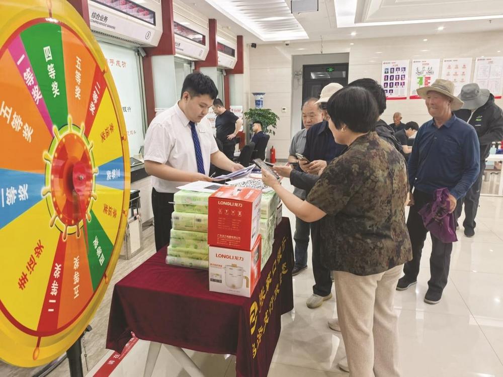 守护金融消费者权益，张家口银行鸡泽支行在营业厅开展客户回馈抽奖活动。 李亚北 摄