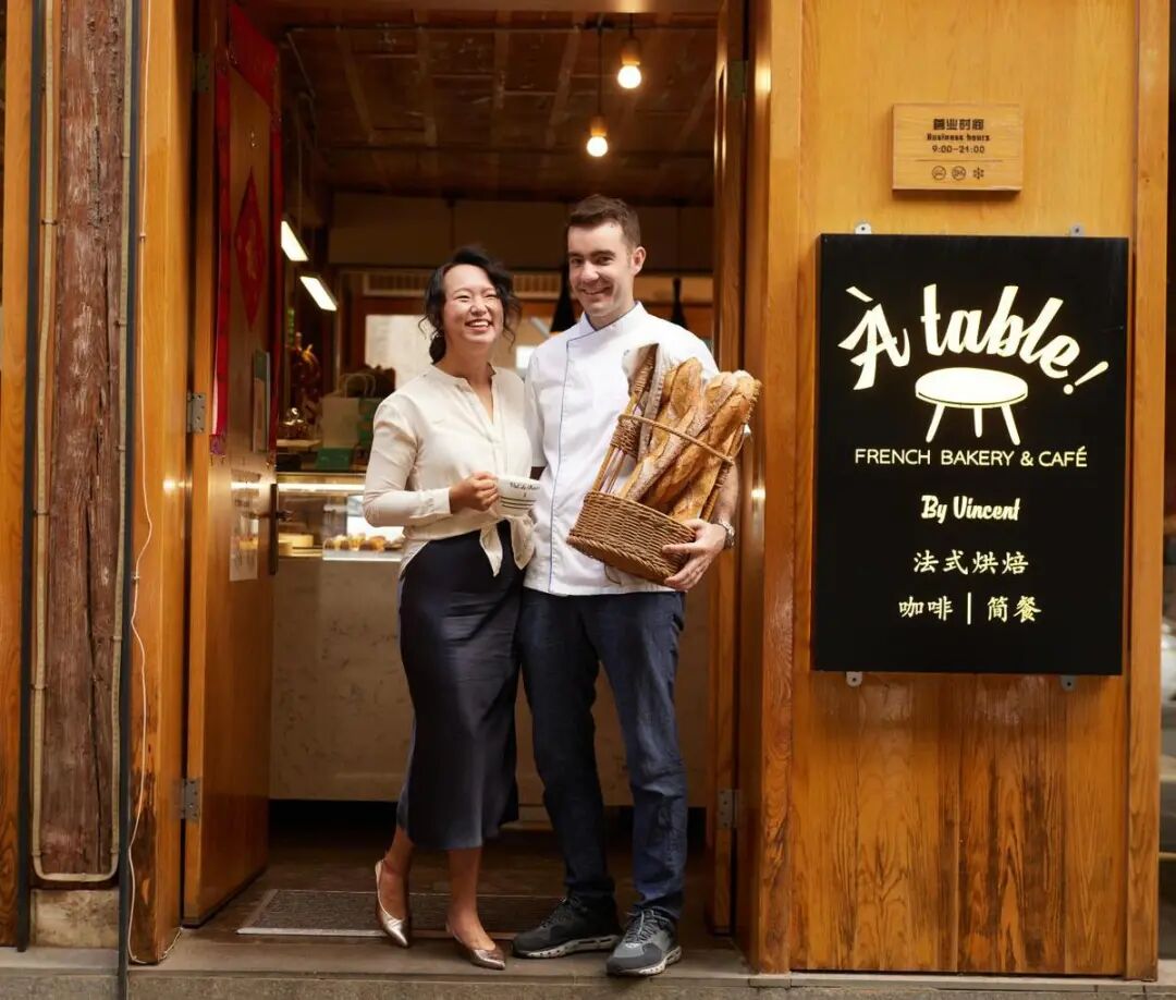 文森特（右）和妻子在自己经营的法式餐厅。（供图） 