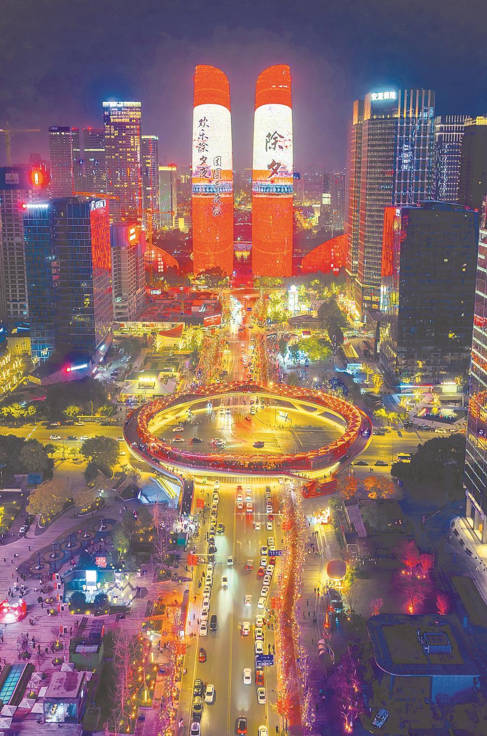 天府双塔用光影打造了一场极具文化底蕴的节日盛宴。摄影 朱大勇