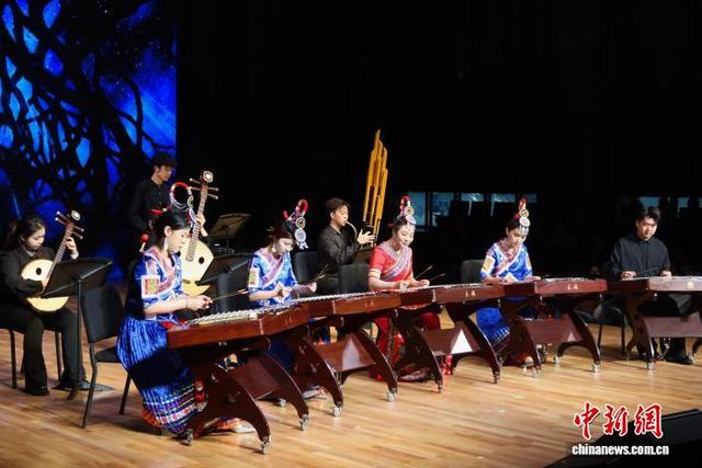 11月10日，炫动扬琴乐团演奏扬琴重奏《山哈》。 孙琳茹 摄