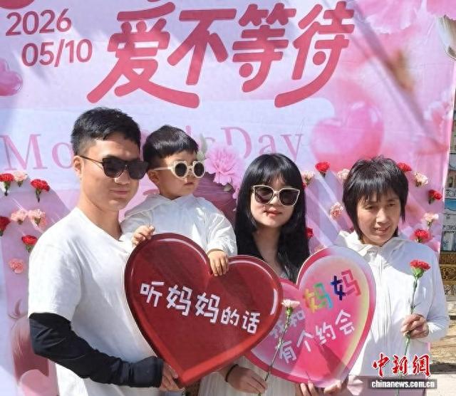 5月10日，宁夏银川，市民享受母亲节当天的出游时光。中新网记者 于晶 摄