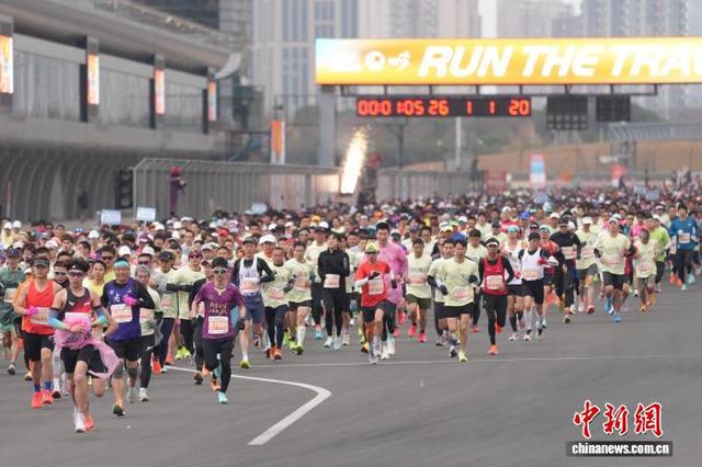 2026年1月1日，上海“蒸蒸日上迎新跑”鸣枪起跑。参赛者齐聚上海国际赛车场“上”字形赛道。 中新社记者 张亨伟 摄
