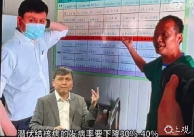 视频截图，背景为张文宏在贵州黔东南自治州黎平县考察基层医疗建设。李泓冰 摄