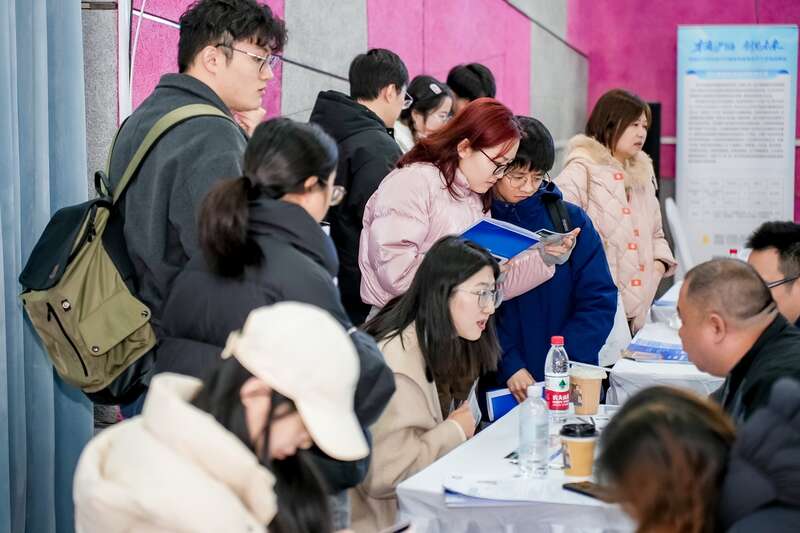 绍兴市在上海举行招才引智招聘会。黄贺成/摄