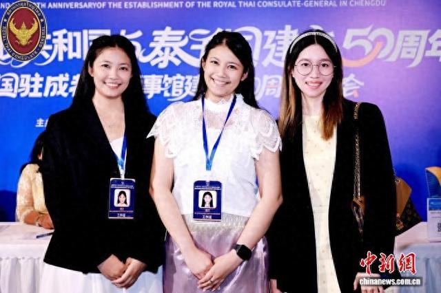 6月23日，泰国女孩鲁芬(左)鲁芳(中)与朋友合影。 (受访者供图)