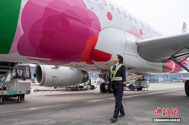 图为3月6日，重庆江北国际机场，杜倩在飞行前绕机检查。 中新网记者 何蓬磊 摄