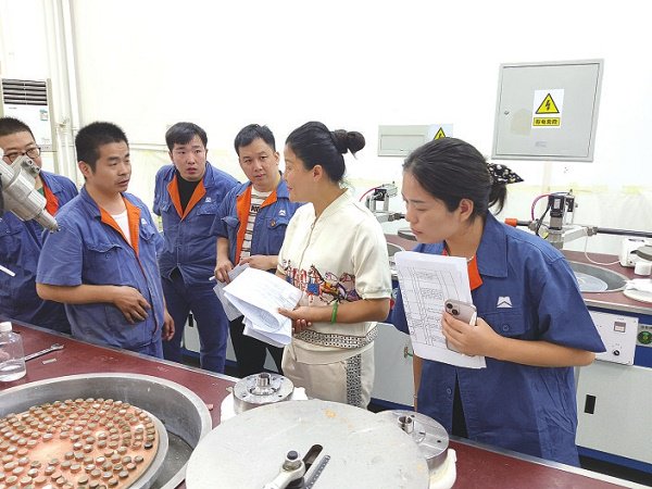 在郑州三磨所生产一线，QC小组正在为某项质量改进活动进行集体讨论，集思广益。