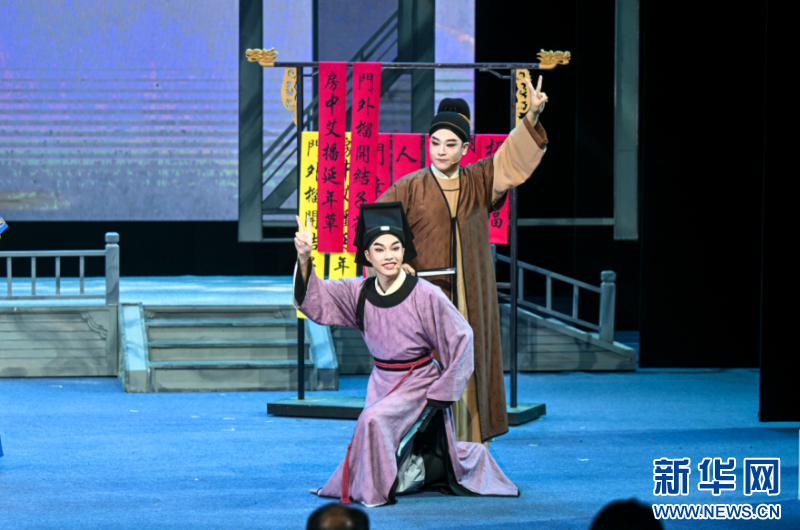   10月3日晚，互动式剧场演艺《三山旧梦》在福州评话伬艺传习所首演。新华网发（福州闽剧艺术传承发展中心供图）