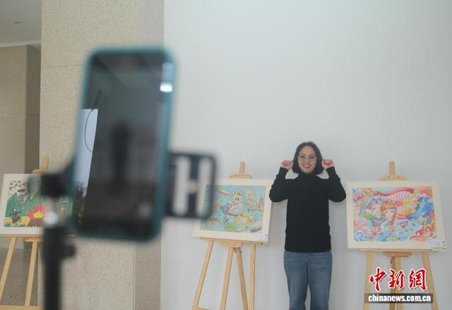 11月8日，青年代表在云南师范大学内拍摄。 黄兴鸿 摄