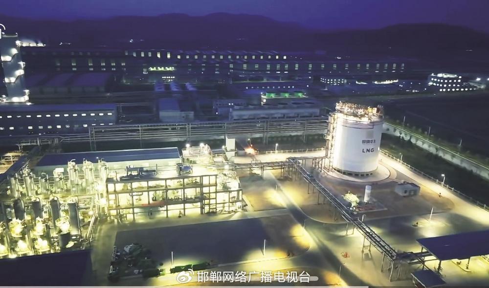 夜幕中的邯钢厂区灯火璀璨，它照亮了邯郸的过去、现代与未来。 麦子阿里 摄