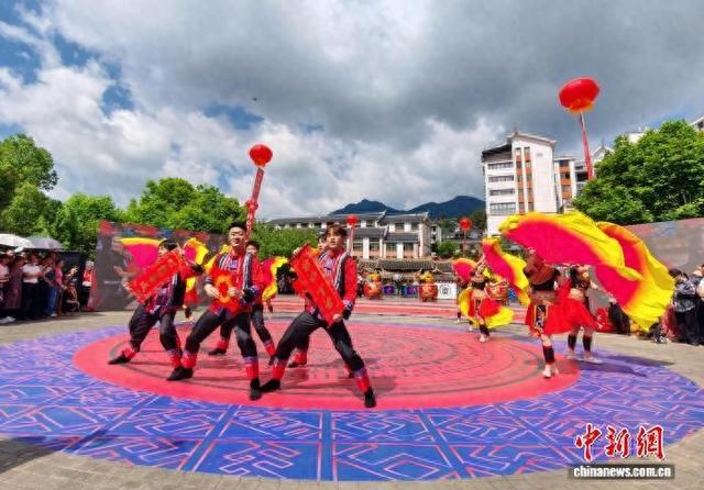 4月19日，农历三月初三，是畲族的传统节日。青水畲族乡举办庆祝活动。雷朝良摄