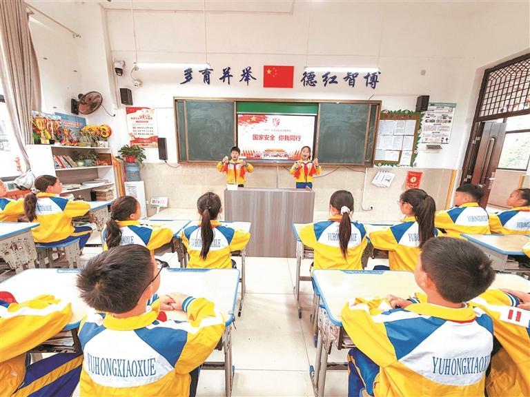 遵义市绥阳县思源实验学校两名同学打着快板带领全班合唱《绥阳花海少年国安谣》。贵州日报天眼新闻记者 谢国欢 摄