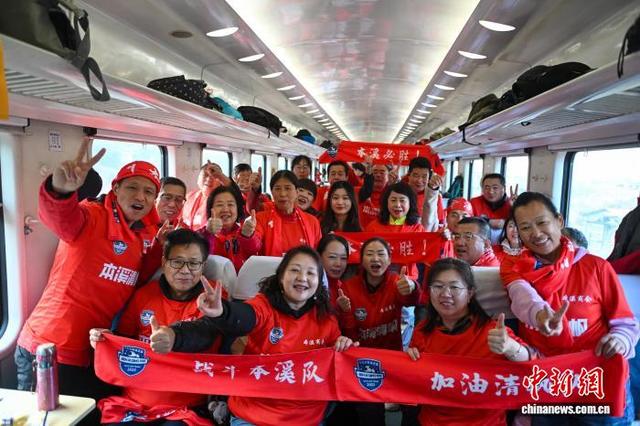 图为球迷在球迷专列上合影。中新社记者 于海洋 摄