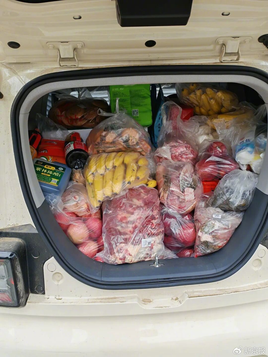 日常送货时，张德振的后备箱里总是被塞得满满当当。 受访者供图​