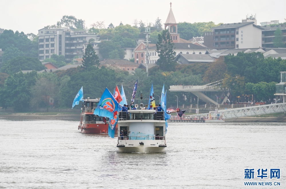   这是两艘为“闽超”助威的闽江游船。新华网 蒋巧玲 摄