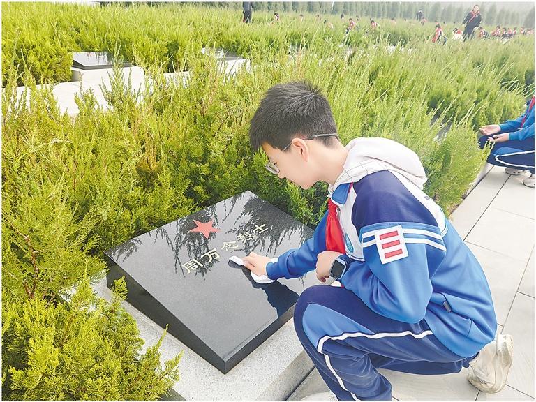 廊坊市第一实验小学组织学生到廊坊市烈士陵园扫墓。
