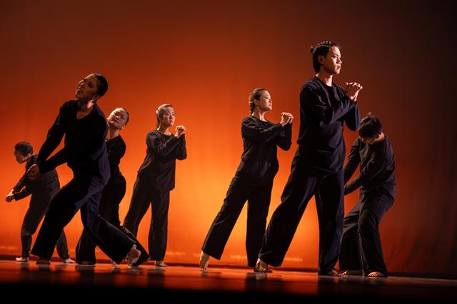 哇啦哇啦聋人舞蹈团携中国首部无手语指挥现代舞作品《感恩》登上国舞剧场 董天晔 摄