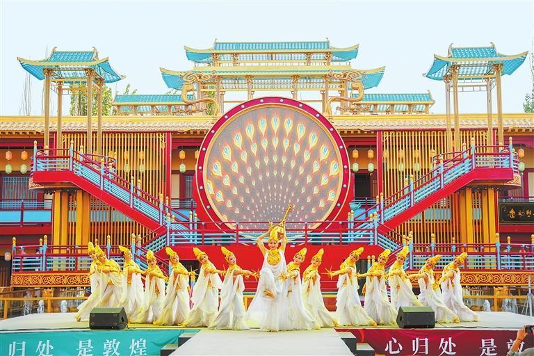 上元市集上的敦煌舞表演。
