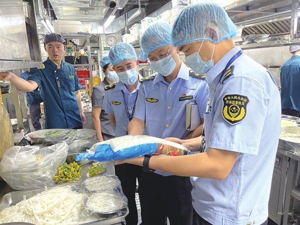 8月7日，盐田市场监管局开展湿米粉食品安全突击检查行动。