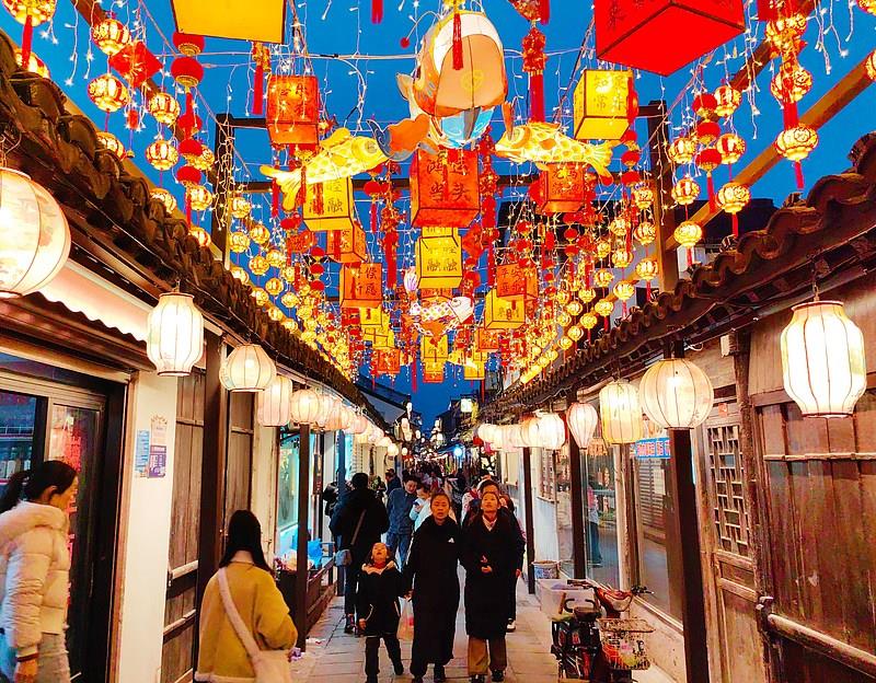 △游客漫步上海浦东新场古镇