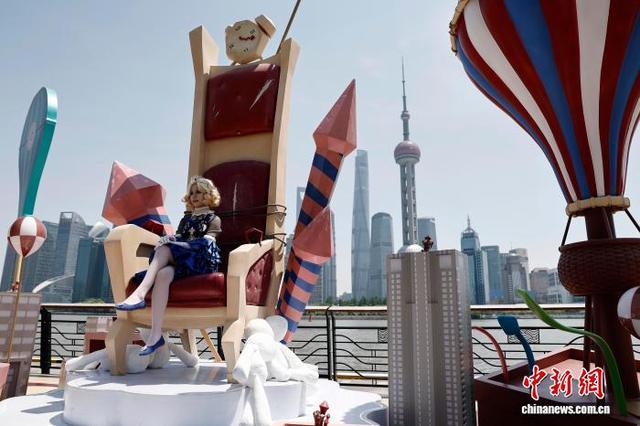 5月1日，游客在上海市虹口区北外滩滨江区域拍照，享受“五一”假期户外生活。中新社记者 殷立勤 摄