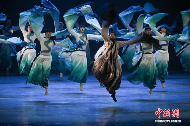 图为男子群舞《逸》。中新社记者 于海洋 摄
