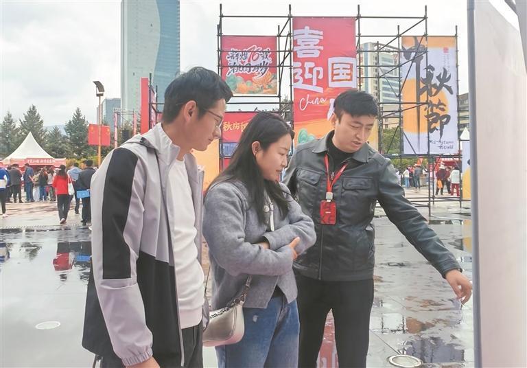 房博会现场，市民咨询相关信息。本报记者 钟自珍 张慧慧 摄